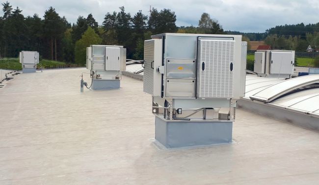 Adiabatická chladiaca jednotka CoolStream umiestnená na strešnej základni – do haly preniká cez strechu iba systém distribúcie ochladeného vzduchu.